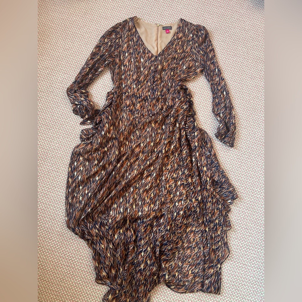 VINCE CAMUTO Pattern high low Long sleeve dress, amazing worn condition, size S